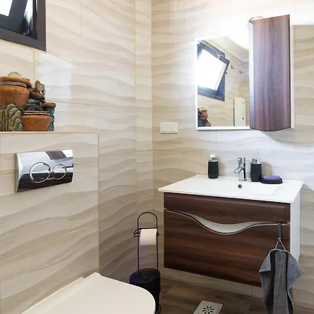 Daire Split House With Private Parking