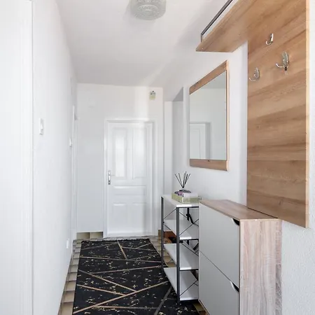 Split House With Private Parking Daire